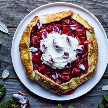 Seasonal Ingredient: 11+ Easy and Refreshing Rhubarb Recipes for April